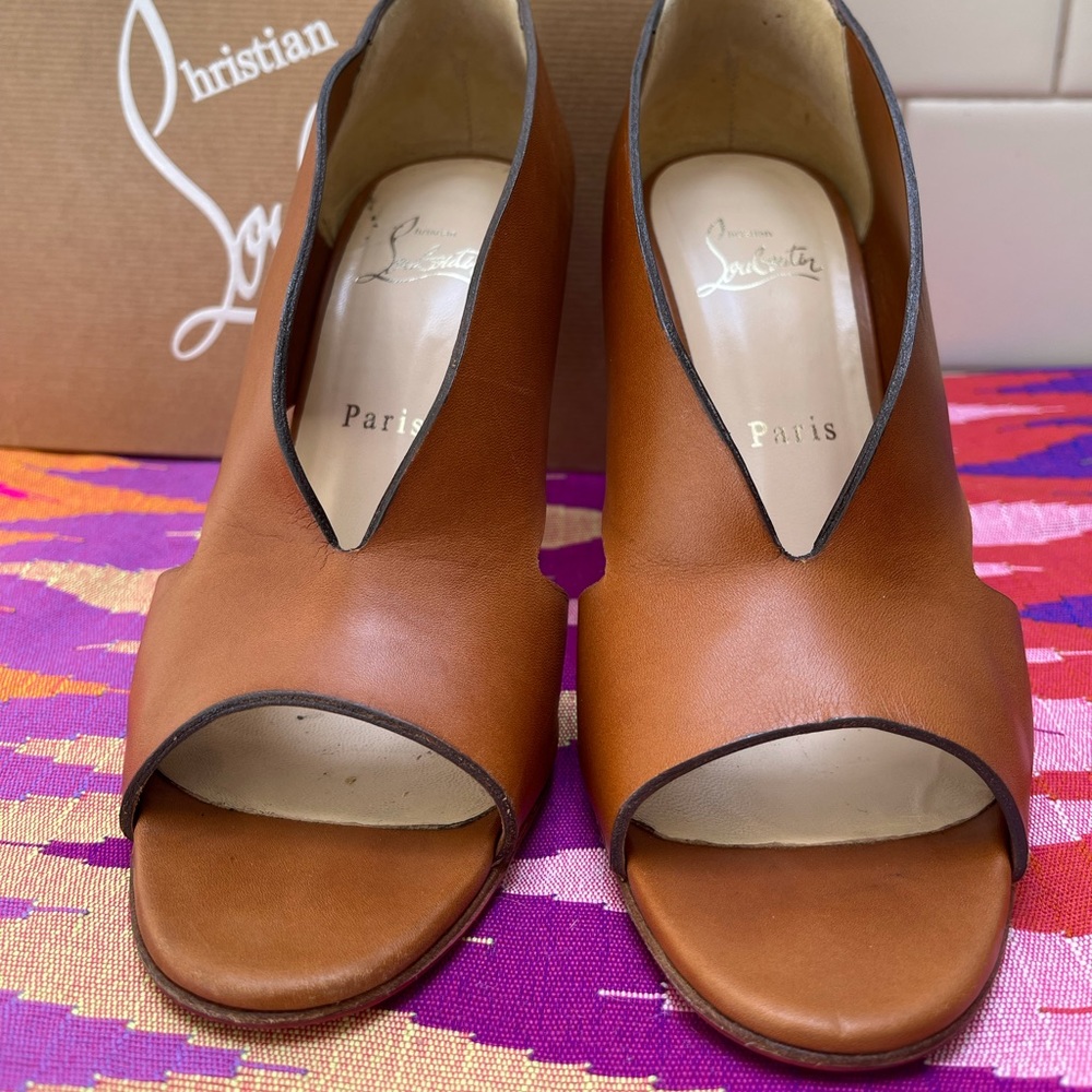 Christian Louboutin 39.5 peep toe 100 calf beige